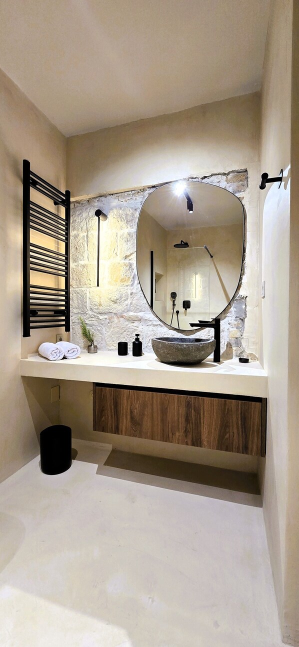 Habitación doble de lujo, 1 cama Queen size | Baño | Regadera, amenidades de baño gratuitas, secadora de cabello, toallas 