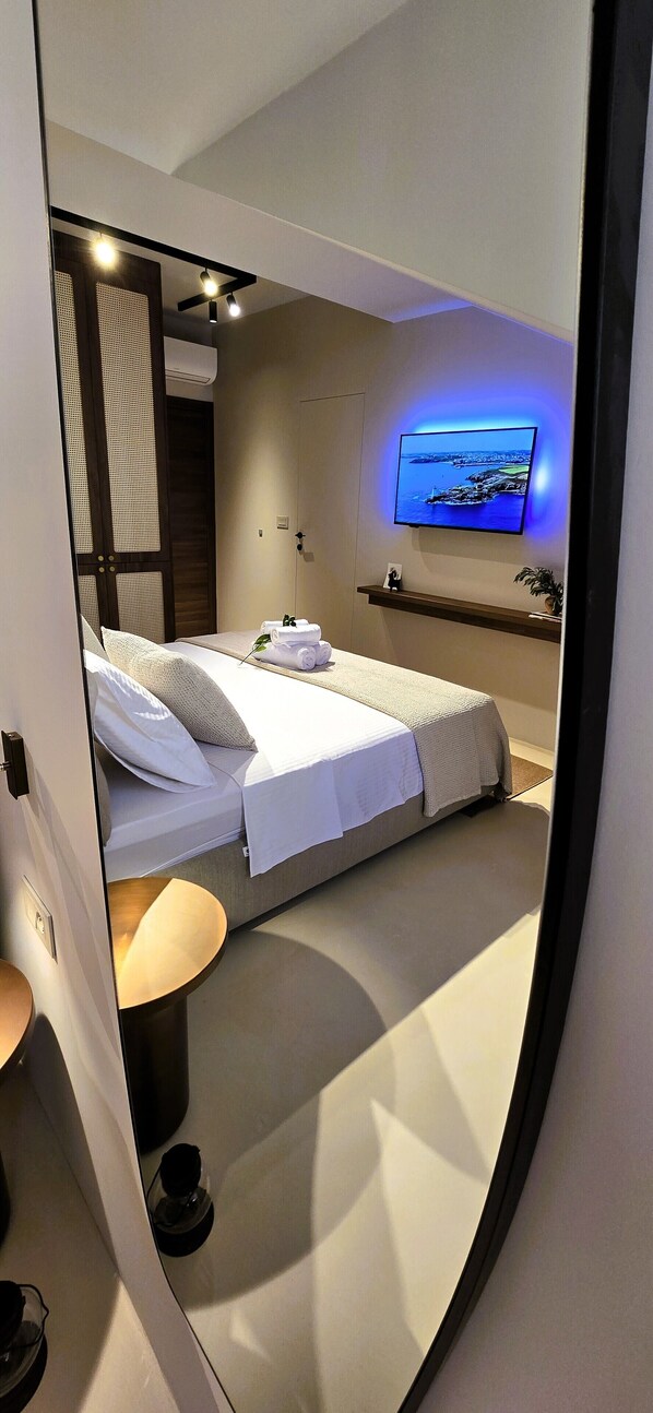 Luxury Double Room, 1 King Bed | Minibar, in-room safe, laptop workspace, blackout drapes