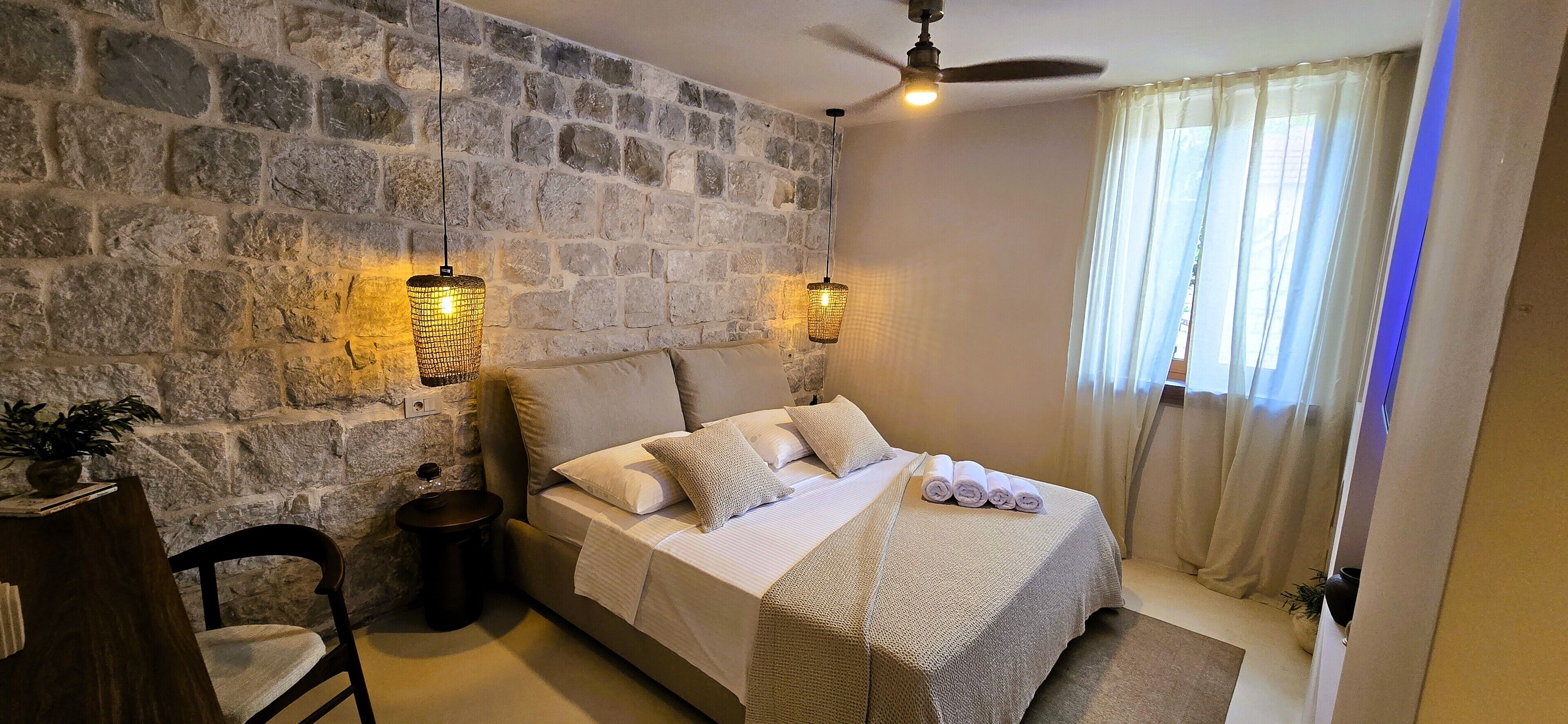 ميني بار وخزنة داخل الغرفة ومساحة عمل للكمبيوتر المحمول وستائر تعتيم