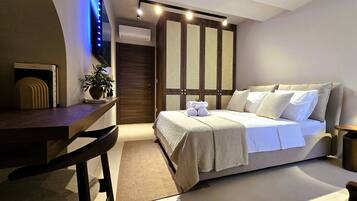 Luxury Double Room, 1 King Bed | Minibar, in-room safe, laptop workspace, blackout drapes