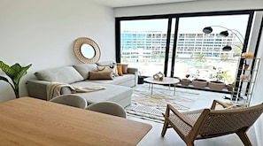 Appart'hôtel Familial, 2 chambres, balcon, vue jardin | Coin séjour | TV connectée de 42 pouces avec chaînes numériques, services de streaming
