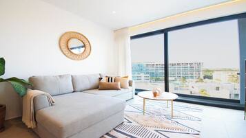 Familienapartment, 2 Schlafzimmer, Balkon, Gartenblick | Wohnbereich | 42-Zoll-Smart-TV mit Digitalempfang, Streaming-Dienste