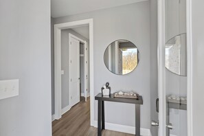 Interior - Cozy 3BR Home - Fire Pit & Gated Parking in Midtown - Near Rhodes College & Zoo (Memphis)