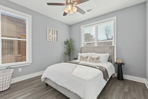 3 bedrooms, desk, iron/ironing board, free WiFi - Cozy 3BR Home - Fire Pit & Gated Parking in Midtown - Near Rhodes College & Zoo (Memphis)