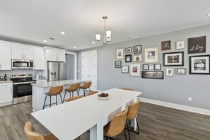 Fridge, microwave, oven, stovetop - Cozy 3BR Home - Fire Pit & Gated Parking in Midtown - Near Rhodes College & Zoo (Memphis)