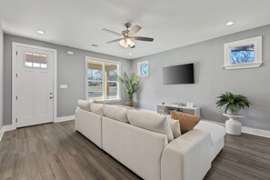 Smart TV - Cozy 3BR Home - Fire Pit & Gated Parking in Midtown - Near Rhodes College & Zoo (Memphis)