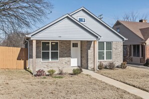 Exterior - Cozy 3BR Home - Fire Pit & Gated Parking in Midtown - Near Rhodes College & Zoo (Memphis)