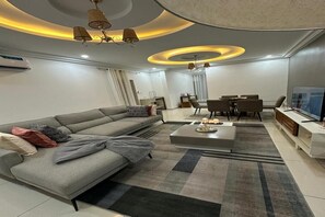 Smart TV - Fully equipped 2-bedroom apartment with air conditioning (Douala)