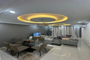 Smart TV - Fully equipped 2-bedroom apartment with air conditioning (Douala)