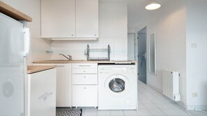 Kühlschrank, Mikrowelle, Wasserkocher mit Kaffee-/Teezubehör, Toaster