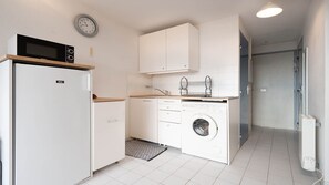 Refrigerador, microondas, cafetera y tetera y tostadora 
