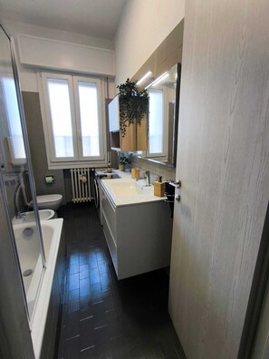 Articles de tocador gratuïts, assecador de cabells, bidet i tovalloles