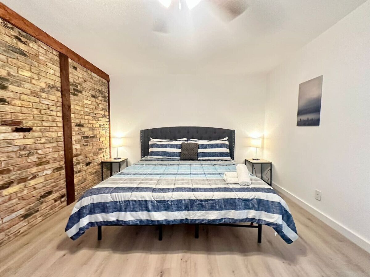 1 sovrum, skrivbord, strykjärn/strykbräda och resesäng