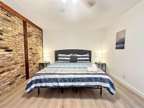 1 soverom, skrivebord, strykejern/-brett og reiseseng for barn