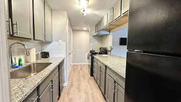 Frigorífico, microondas, horno y placa de cocina