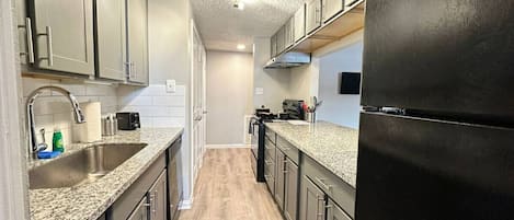 Jääkaappi, mikroaaltouuni, uuni, liesi