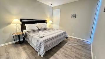 1 dormitorio, escritorio, tabla de planchar con plancha y cuna de viaje