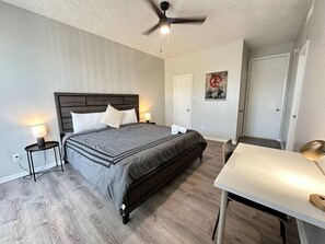 2 Schlafzimmer, Schreibtisch, Bügeleisen/Bügelbrett, Reisekinderbett