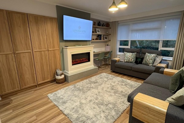 Een smart-tv en een open haard