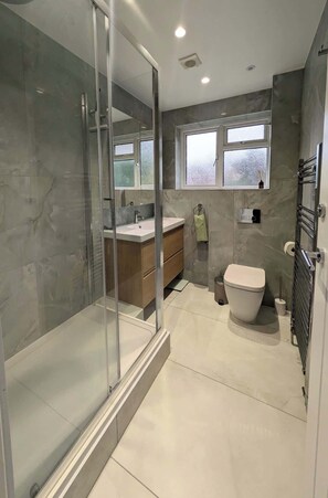 Shower, towels, shampoo - 2 Bedroom in North Finchley (London)