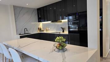 Geladeira, micro-ondas, fogão, cooktop