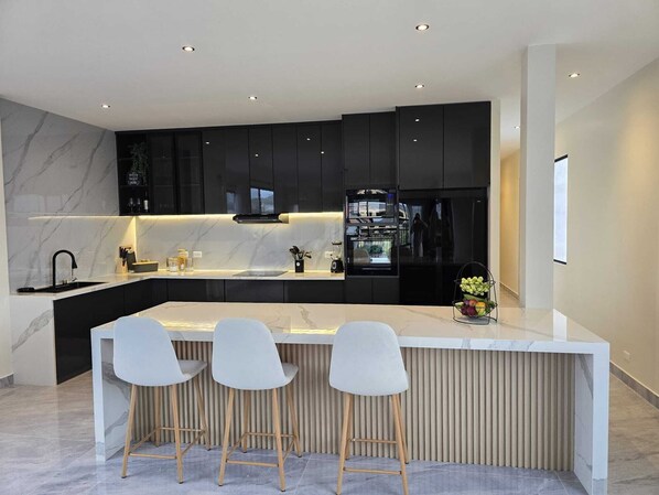 Refrigerador, microondas, horno y parrilla de estufa