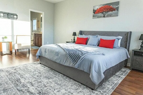 3 makuuhuonetta, tallelokero huoneessa, silitysrauta/-lauta