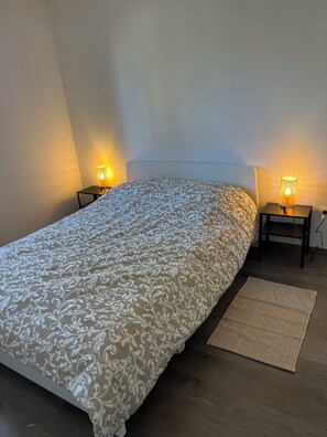 1 dormitorio, tabla de planchar con plancha, wifi y ropa de cama