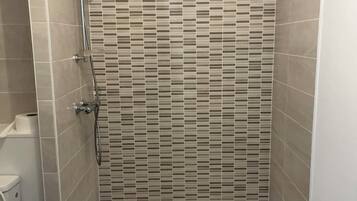 Haartrockner, Handtücher, Seife, Toilettenpapier