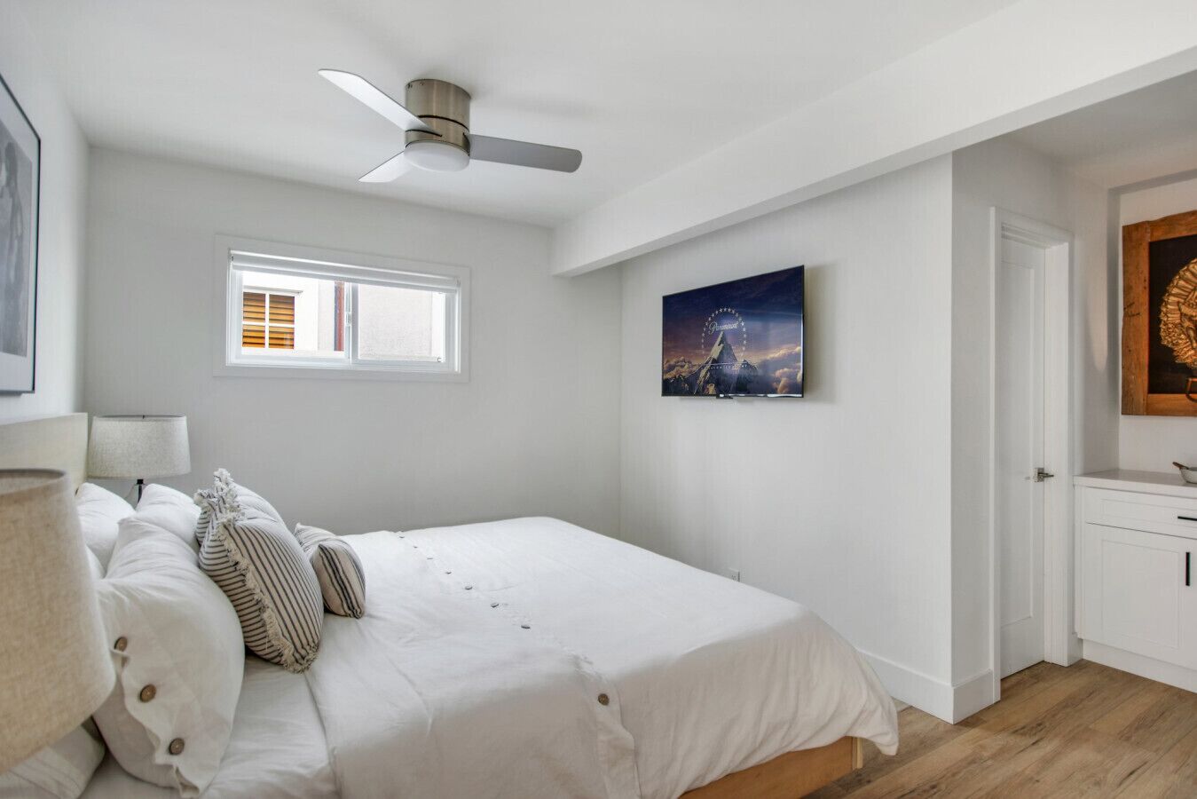 3 chambres, bureau, fer et planche à repasser, lit parapluie