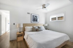 3 soverom, skrivebord, strykejern/-brett og reiseseng for barn