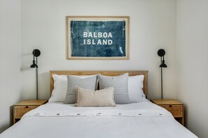 3 bedrooms, desk, iron/ironing board, travel crib