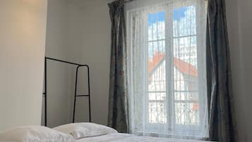 2 slaapkamers, een strijkplank/strijkijzer, reisbedje, wifi