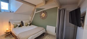 Iron/ironing board, WiFi, bed sheets