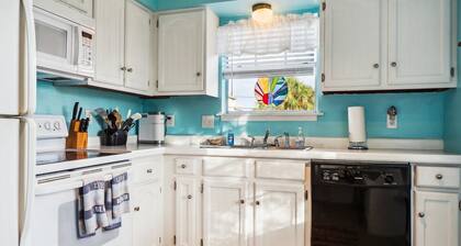 Charming 2-bedroom 2-bathroom house in brilliant Tybee Island with AC, WiFi