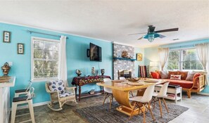 Interior - Charming 2-bedroom 2-bathroom house in brilliant Tybee Island with AC, WiFi (Tybee Island)