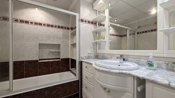 Shower, hair dryer, towels