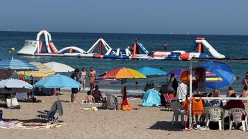 Vlak bij het strand, ligstoelen aan het strand, strandlakens