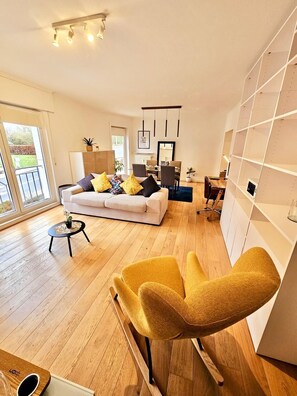 Flat-screen TV - Bright 2 bedrooms flat w parking&balcont (Hesperange)
