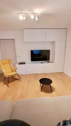 Flat-screen TV - Bright 2 bedrooms flat w parking&balcont (Hesperange)