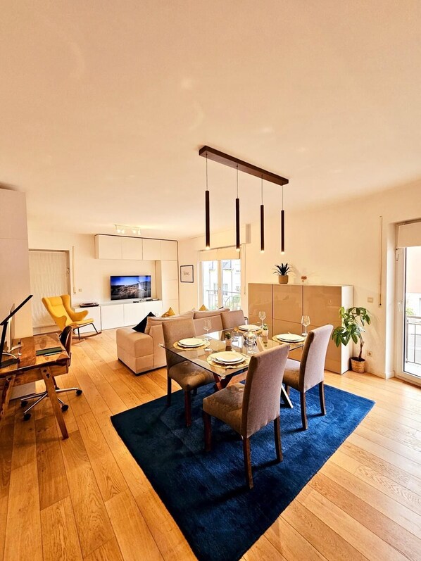 Flat-screen TV - Bright 2 bedrooms flat w parking&balcont (Hesperange)