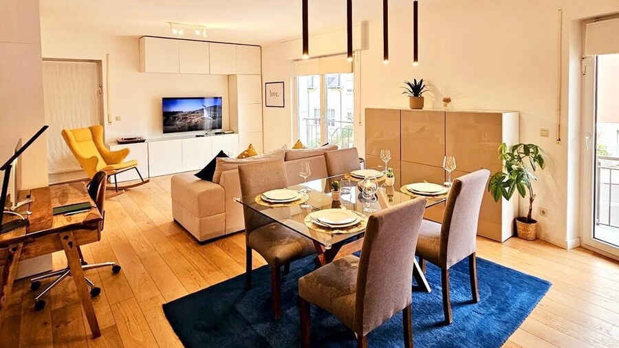 Bright 2 bedrooms flat w parking&balcont
