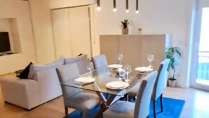 Una sala moderna con comedor.