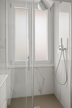 Dusche, Haartrockner, Handtücher