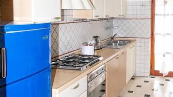 Oven, stovetop, dishwasher, cookware/dishes/utensils