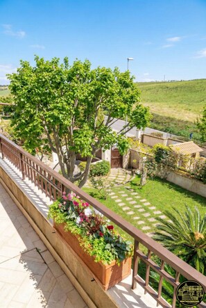 Unclassified image, 5 of 17, button