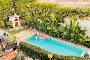 Unclassified image, 2 of 17, button