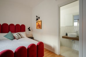 5 habitaciones, tabla de planchar con plancha, wifi y ropa de cama 