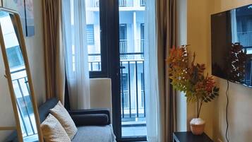 Phòng, 1 giường đôi và sofa giường, ban công, quang cảnh thành phố | Khu phòng khách