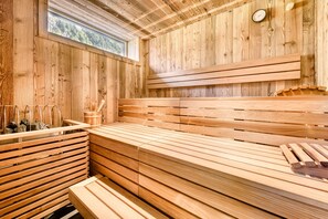 A wooden sauna with benches and a wooden wall. - Brandnerhus Nr 13 - Balkon 3-zimmer Ferienwohnung (Brand)